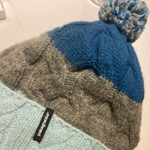Patagonia warm Pom pom hat in blue and grey. Unisex and great for the cold!